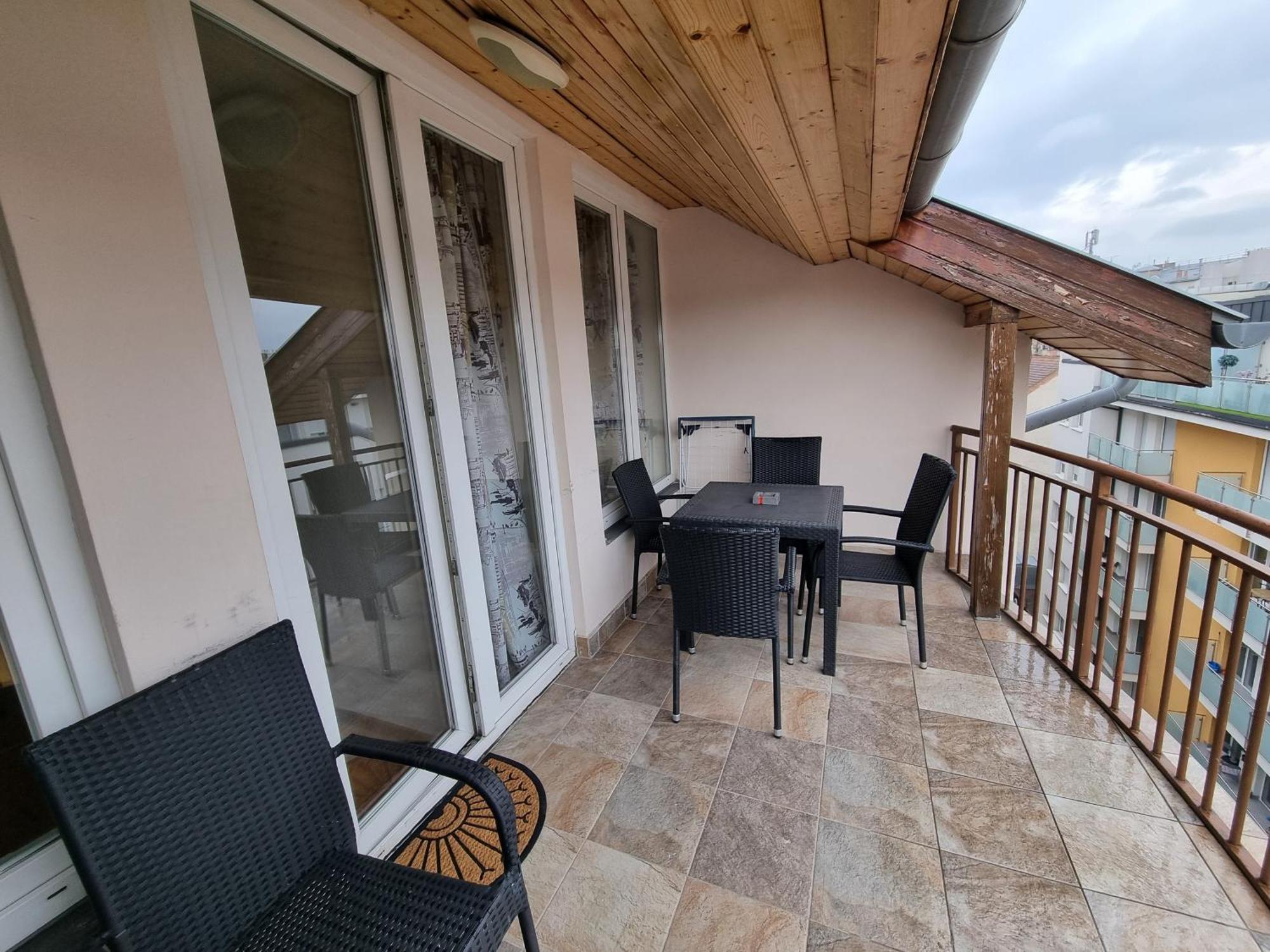 Merry&Car - Huge Balcony + Living Room + 2Br Budapest Exterior photo